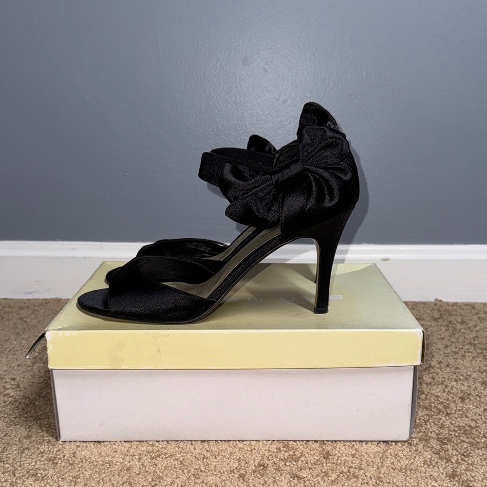 Ann Marino Opaline Black Heels with Bow Detail